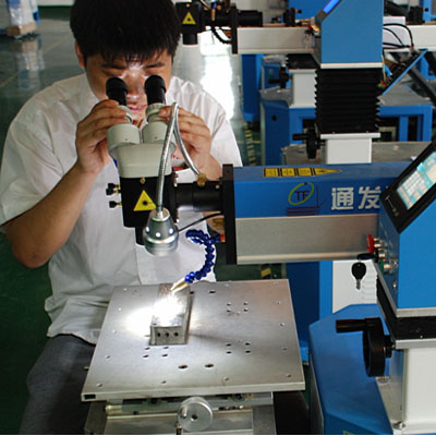 針對稍大模具，可轉(zhuǎn)向觀察操作