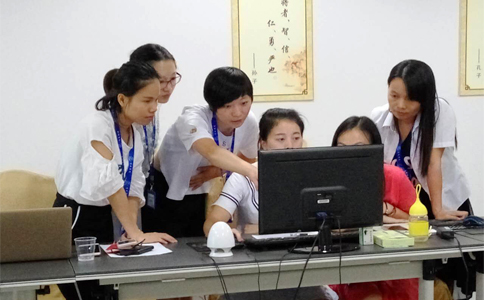  美女們互相交流學(xué)習(xí)，氣氛有點嚴肅啊