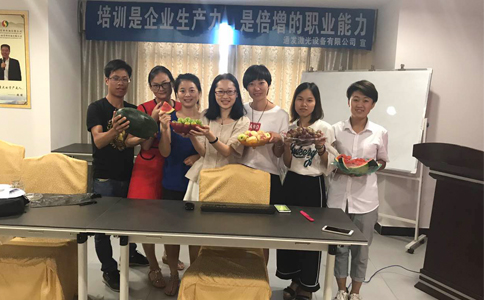 東道主通發(fā)激光為認真學(xué)習(xí)的客服美女準備了水果